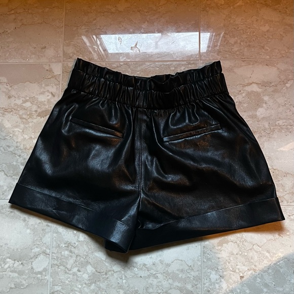 ALICE AND OLIVIA Reagan Faux Leather Shorts in Black | Size S (US 4-6) - Picture 5 of 8